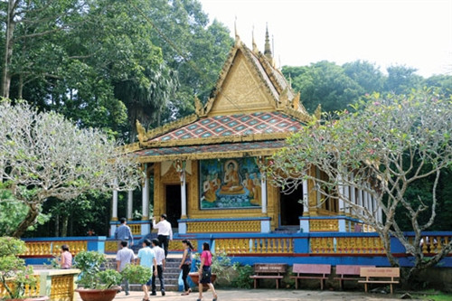 Du khách tham quan Chùa Dơi (Sóc Trăng). Ảnh: Đ.H Du khách tham quan Chùa Dơi (Sóc Trăng). Ảnh: Đ.H