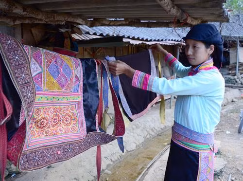 Những bộ quần áo truyền thống của người Xạ Phang. Ảnh: Xuân Tiến