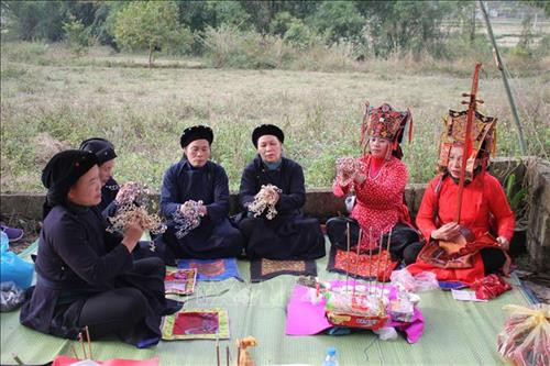 Nghi lễ gọi hồn tại mộ tổ Then của người Tày xã Xuân Mai, huyện Văn Quan, tỉnh Lạng Sơn. Ảnh: Ngọc Tùng – TTXVN Nghi lễ gọi hồn tại mộ tổ Then của người Tày xã Xuân Mai, huyện Văn Quan, tỉnh Lạng Sơn. Ảnh: Ngọc Tùng – TTXVN