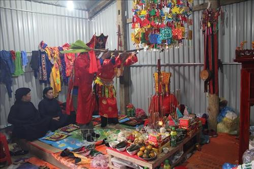 Nghi lễ cấp sắc tại chính điện cho Then của người Tày xã Xuân Mai, huyện Văn Quan, tỉnh Lạng Sơn. Ảnh: Ngọc Tùng – TTXVN Nghi lễ cấp sắc tại chính điện cho Then của người Tày xã Xuân Mai, huyện Văn Quan, tỉnh Lạng Sơn. Ảnh: Ngọc Tùng – TTXVN