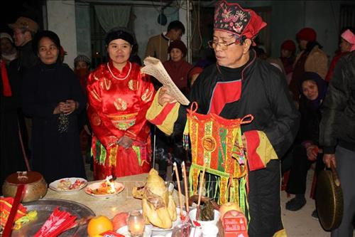 Thầy Tào đọc bài khấn trong nghi lễ cấp sắc cho Then. Ảnh: Ngọc Tùng - TTXVN Thầy Tào đọc bài khấn trong nghi lễ cấp sắc cho Then. Ảnh: Ngọc Tùng - TTXVN