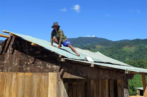 Người dân thôn 5, xã Trà Nam, huyện Nam Trà My di chuyển nhà từ núi cao về vị trí mới có đường giao thông đi lại thuận lợi. Ảnh: Đỗ Văn Trưởng -TTXVN Người dân thôn 5, xã Trà Nam, huyện Nam Trà My di chuyển nhà từ núi cao về vị trí mới có đường giao thông đi lại thuận lợi. Ảnh: Đỗ Văn Trưởng -TTXVN