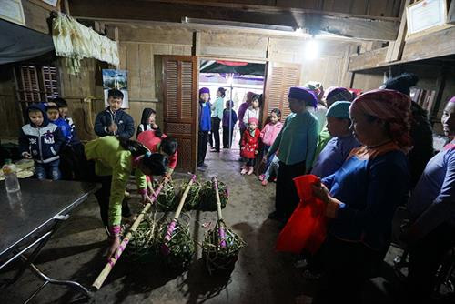 Độc đáo đám cưới người Giáy Mường Vi (Bát Xát) ảnh 5 Độc đáo đám cưới người Giáy Mường Vi (Bát Xát) ảnh 5