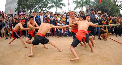 Kéo co ngồi là một trò trình diễn nghi lễ trong hội làng tại đền Quán Thánh, phường Thạch Bàn, quận Long Biên, thành phố Hà Nội Chạy thi lấy nước nấu cơm cùng với chạy cờ, kéo mỏ và vật thờ là 4 trò trình diễn luôn được thực hành mang tính nghi lễ trong hội đền Vua Bà ở Sóc Sơn. Một trận đấu kéo mỏ rất quyết liệt với sự chứng kiến của đông đảo khán giả Kéo song là món ăn tinh thần không thể thiếu của người dân 3 làng Hương Canh, Ngọc Canh và Tiên Canh tỉnh Vĩnh Phúc mỗi khi xuân về. Chân dung các song thủ trong một trận kéo song, họ luôn cống hiến hết sức vì màu cờ sắc áo. Các song thủ đứng hàng đầu ở các đội thường có sức khỏe rất tốt, đạp chân vào cột để giữ thăng bằng và để tăng thêm lực Sợi song bị ghìm, bị kéo qua kéo lại sát lỗ cột đến mức nóng bỏng bốc khói. Do bàn tay bàn chân luôn va chạm vào cột và sợi dây song nên thương tích là điều không tránh khỏi Trận đấu đầy kịch tính diễn ra tại huyện Bắc Hà tỉnh Lào Cai của 2 đội nữ người dân tộc Tày và dân tộc Dao. Các bé thiếu nhi luôn nhiệt tình và rất hứng khởi với trò chơi kéo co ở tỉnh Phú Thọ. Các đồng chí bộ đội tỉnh Đắk Lắk đang tung hết sức mình cùng với bà con trong trận chung kết kéo co Niềm vui của đội kéo co Mạn Đường khi chiến thắng