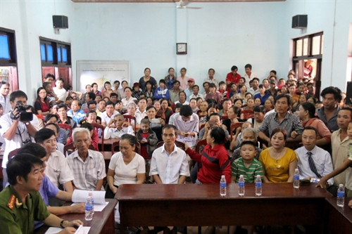 Đông đảo người dân đến dự buổi Tòa án Nhân dân tỉnh Bình Thuận tổ chức xin lỗi công khai đối với ông Huỳnh Văn Nén