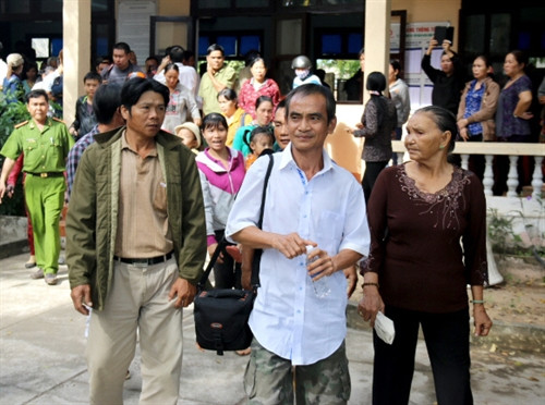 Niềm vui của ông Huỳnh Văn Nén (áo trắng) sau khi được minh oan.