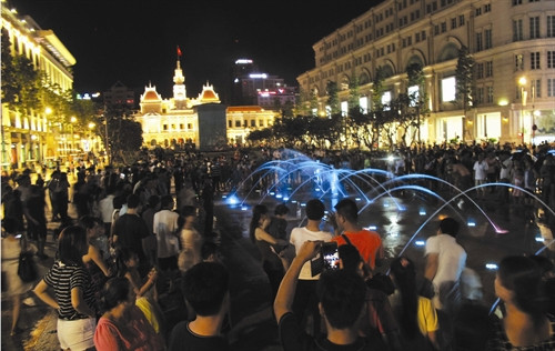 Phố đi bộ Nguyễn Huệ mỗi ngày có hàng ngàn lượt khách du lịch và người dân thành phố đến vui chơi