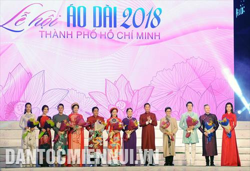 Phó Chủ tịch UBND Thành phố Hồ Chí Minh Trần Vĩnh Tuyến tặng hóa cho 11 đại sứ hình ảnh Lễ hội Áo dài Thành phố Hồ Chí Minh 2018