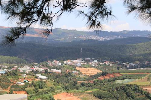 Ở những vùng sâu, vùng xa, vùng dân tộc thiểu số của tỉnh Lâm Đồng vẫn còn tình trạng tảo hôn và hôn nhân cận huyết thống. Ảnh: Nam Sương - TTXVN