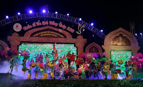 Chương trình nghệ thuật giới thiệu du lịch và di sản văn hóa Đồng Tháp. Ảnh: Chương Đài - TTXVN