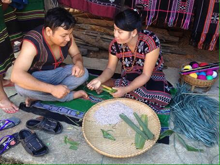 Bánh A Quát truyền thống được gói ngay tại lễ hội. Bánh A Quát truyền thống được gói ngay tại lễ hội.
