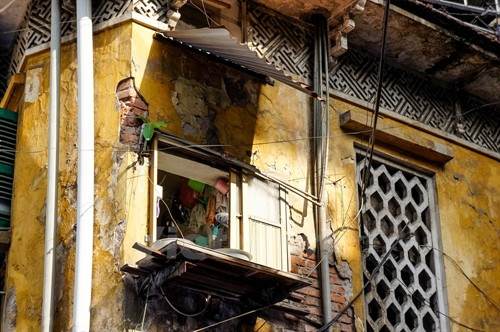 Thế nhưng để phục vụ sinh hoạt, người dân đã tự ý cơi nới để phục vụ sinh hoạt. (Ảnh: Minh Sơn/Vietnam+)