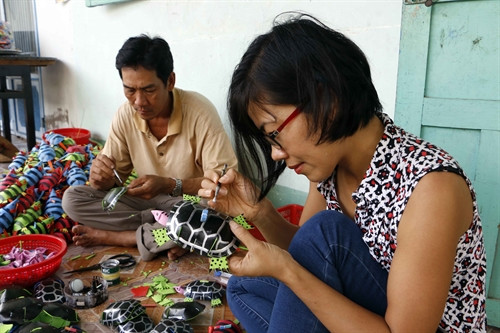 Du khách trải nghiệm tự làm đồ chơi ở cơ sở của anh Út Truyền. Du khách trải nghiệm tự làm đồ chơi ở cơ sở của anh Út Truyền.