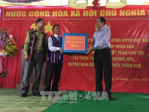 Chủ tịch Ủy ban Trung ương MTTQ Việt Nam Trần Thanh Mẫn trao tặng quà cho thôn Ta - rung, xã Hương Sơn, huyện Nam Đông, tỉnh Thừa Thiên - Huế. Ảnh: Huyền Trang – TTXVN Chủ tịch Ủy ban Trung ương MTTQ Việt Nam Trần Thanh Mẫn trao tặng quà cho thôn Ta - rung, xã Hương Sơn, huyện Nam Đông, tỉnh Thừa Thiên - Huế. Ảnh: Huyền Trang – TTXVN
