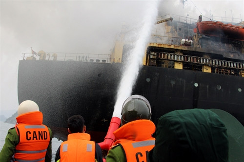 Các lực lượng cứu hộ tập trung dập tắt đám cháy trên tàu South Star. Ảnh: Văn Đức – TTXVN