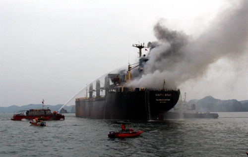 Tàu South Star bốc cháy dữ dội. Ảnh: Văn Đức – TTXVN