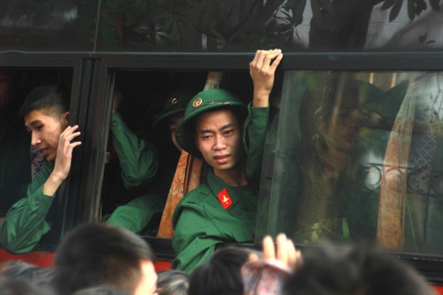 Giây phút bồi hồi, xúc động của chàng lính trẻ trước khi tạm biệt gia đình, quê hương lên đường nhập ngũ Giây phút bồi hồi, xúc động của chàng lính trẻ trước khi tạm biệt gia đình, quê hương lên đường nhập ngũ