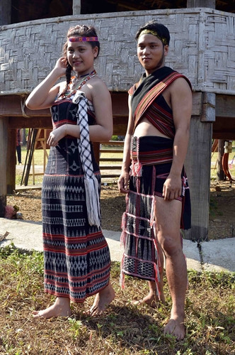 Giới thiệu trang phục truyền thống người Cơ- tu