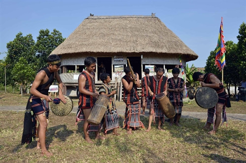 Các trai làng trình diễn nhạc cụ truyền thống trong ngày vui của cộng đồng