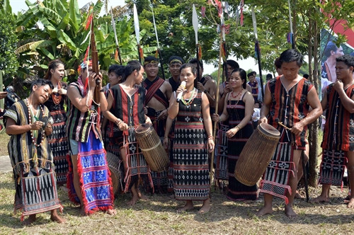 Hát Lý-một làn điệu dân ca nổi tiếng của dân tộc Cơ- tu thường được biểu diễn trong các ngày lễ hội của dân làng