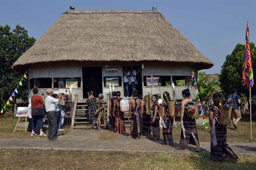 Lễ rước dâu trong đán cưới đồng bào Cơ- tu