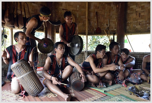 Dàn trống chiêng trong ngày vui đám cưới đồng bào Cơ- tu