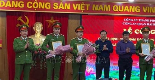 Lãnh đạo công an phường Phạm Đình Hổ mới. Ảnh: Phương Anh-TTXVN