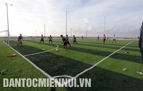 Chiến sĩ đảo Cô Lin ngày đêm nâng cao cảnh giác, canh giữ biển trời của Tổ quốc. Ảnh: Trần Việt Một buổi huấn luyện đội ngũ của cán bộ, chiến sĩ đảo Trường Sa Lớn. Ảnh: Trần Việt Chùa trên đảo Song Tử Tây có phong cách chùa Việt truyền thống, là ngôi chùa lớn nhất ở huyện đảo Trường Sa. Ảnh: Trần Việt Chùa trên đảo Song Tử Tây có phong cách chùa Việt truyền thống, là ngôi chùa lớn nhất ở huyện đảo Trường Sa Dự án trồng rau xanh nhà kính được triển khai tại đảo Sơn Ca với 2 khu nhà kính do Viện khoa học nông nghiệp miền Nam thực hiện và bàn giao cho đơn vị, đảm bảo cơ bản nhu cầu về rau xanh cho đảo Sơn Ca cũng như các đảo khác ở Trường Sa. Ảnh: Trần Việt Các chiến sĩ đảo Trường Sa Lớn duy trì thường xuyên các hoạt động thể thao để rèn luyện sức khỏe và nâng cao đời sống tinh thần. Ảnh: Trần Việt Chiến sĩ đảo Cô Lin ngày đêm nâng cao cảnh giác, canh giữ biển trời của Tổ quốc. Ảnh: Trần Việt Một buổi huấn luyện đội ngũ của cán bộ, chiến sĩ đảo Trường Sa Lớn. Ảnh: Trần Việt Chùa trên đảo Song Tử Tây có phong cách chùa Việt truyền thống, là ngôi chùa lớn nhất ở huyện đảo Trường Sa. Ảnh: Trần Việt Chùa trên đảo Song Tử Tây có phong cách chùa Việt truyền thống, là ngôi chùa lớn nhất ở huyện đảo Trường Sa Dự án trồng rau xanh nhà kính được triển khai tại đảo Sơn Ca với 2 khu nhà kính do Viện khoa học nông nghiệp miền Nam thực hiện và bàn giao cho đơn vị, đảm bảo cơ bản nhu cầu về rau xanh cho đảo Sơn Ca cũng như các đảo khác ở Trường Sa. Ảnh: Trần Việt Các chiến sĩ đảo Trường Sa Lớn duy trì thường xuyên các hoạt động thể thao để rèn luyện sức khỏe và nâng cao đời sống tinh thần. Ảnh: Trần Việt