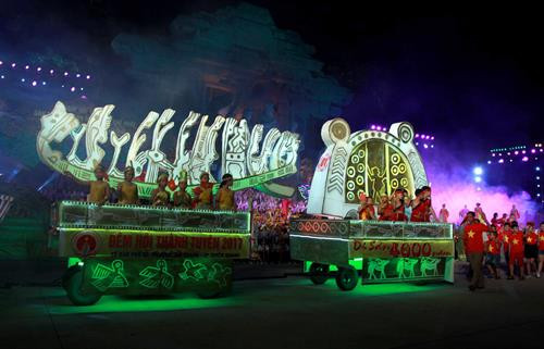 Phó Chủ tịch nước Đặng Thị Ngọc Thịnh trao quà cho các cháu thiếu nhi trong đêm hội thành Tuyên năm 2017. Ảnh: Thế Duyệt – TTXVN Các đại biểu trao quà cho các cháu thiếu nhi trong đêm hội thành Tuyên năm 2017 . Ảnh: Quang Cường – TTXVN Các mô hình đèn lồng tham gia diễn diễu trong đêm hội thành Tuyên năm 2017 . Ảnh: Thế Duyệt – TTXVN Các mô hình đèn lồng tham gia diễn diễu trong đêm hội thành Tuyên năm 2017 . Ảnh: Thế Duyệt – TTXVN Phó Chủ tịch nước Đặng Thị Ngọc Thịnh trao quà cho các cháu thiếu nhi trong đêm hội thành Tuyên năm 2017. Ảnh: Thế Duyệt – TTXVN Các đại biểu trao quà cho các cháu thiếu nhi trong đêm hội thành Tuyên năm 2017 . Ảnh: Quang Cường – TTXVN Các mô hình đèn lồng tham gia diễn diễu trong đêm hội thành Tuyên năm 2017 . Ảnh: Thế Duyệt – TTXVN Các mô hình đèn lồng tham gia diễn diễu trong đêm hội thành Tuyên năm 2017 . Ảnh: Thế Duyệt – TTXVN