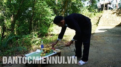 Nhà trai phải sửa soạn mâm lễ cúng để xua đuổi tà ma khi cô dâu về nhà chồng. Ảnh: Hoàng Tâm