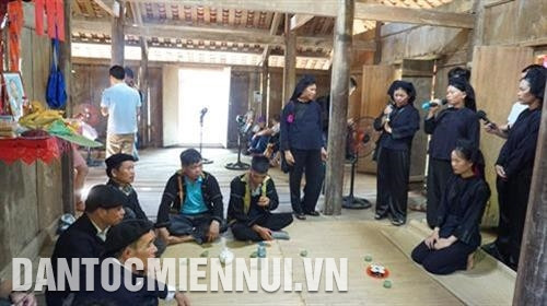 Cô dâu ra thưa chuyện với bố chồng. Ảnh: Hoàng Tâm