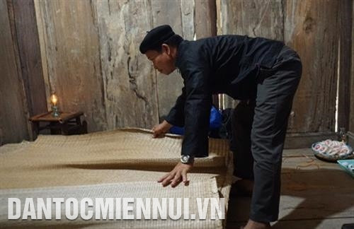 Ông mối "mát tay" chải chiếu cho cô dâu, chú rể để cầu mong hạnh phúc đến với đôi bạn trẻ. Ảnh: Nam Sương