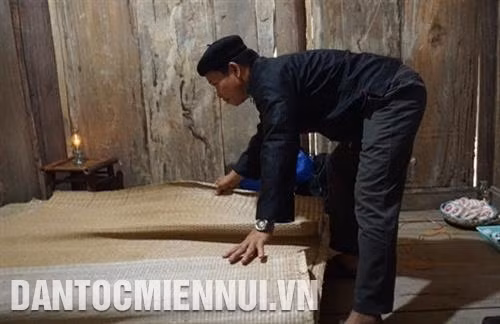 Ông mối "mát tay" chải chiếu cho cô dâu, chú rể để cầu mong hạnh phúc đến với đôi bạn trẻ. Ảnh: Nam Sương