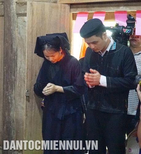 Cô dâu, chú rể vái lạy ông bà tổ tiên. Ảnh: Nam Sương