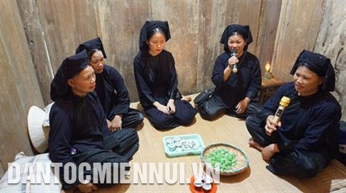 Mọi người nhà cô dâu và chú rể cùng tham gia hỏi thăm nhau, đối đáp những điệu dân ca. Ảnh: Nam Sương