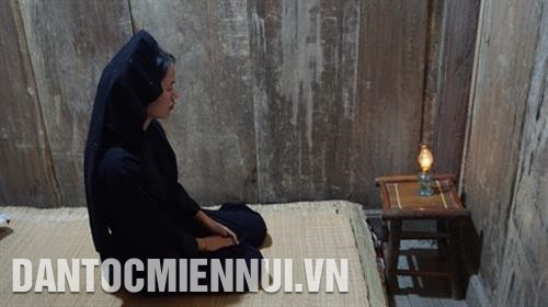 Cô dâu ngồi trước ngọn đèn trước khi ra thưa chuyện và mời trầu... bố mẹ chồng và họ hàng. Ảnh: Hoàng Tâm