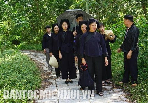 Chú rể đón cô dâu về nhà. Ảnh: Nam Sương