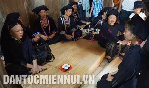 Cô dâu ra thưa chuyện mẹ chồng và người thân. Ảnh: Hoàng Tâm