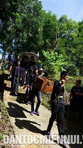 Đoàn rước dâu đưa cô dâu về đến nhà trai. Ảnh: Hoàng Tâm