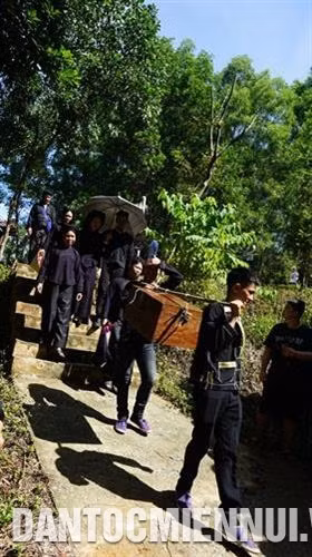 Đoàn rước dâu đưa cô dâu về đến nhà trai. Ảnh: Hoàng Tâm