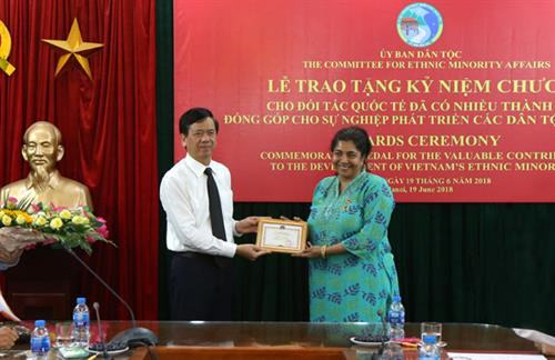 Thứ trưởng, Phó Chủ nhiệm Phan Văn Hùng trao Kỷ niệm chương “Vì sự nghiệp phát triển các dân tộc” cho bà Roxanne Hakim. Ảnh: ubdt.gov.vn Thứ trưởng, Phó Chủ nhiệm Phan Văn Hùng trao Kỷ niệm chương “Vì sự nghiệp phát triển các dân tộc” cho bà Roxanne Hakim. Ảnh: ubdt.gov.vn