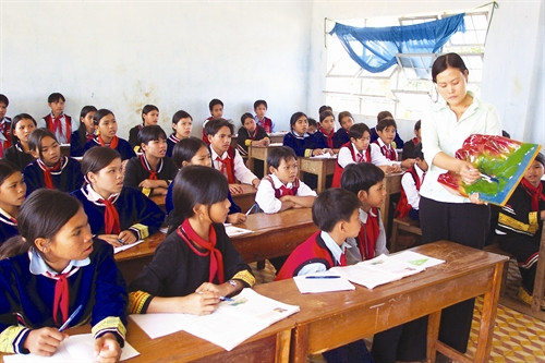 Thi công công trình thủy lợi Ia Mơ (Gia Lai) Việc xây dựng và gìn giữ bản sắc văn hóa dân tộc trên địa bàn tỉnh Gia Lai đã góp phần không nhỏ vào việc xây dựng và phát triển văn hóa Việt Nam tiên tiến, đậm đà bản sắc dân tộc Công tác giáo dục trong các trường phổ thông dân tộc nội trú tỉnh và huyện thời gian qua đã có bước chuyển biến tích cực, góp phần đắc lực trong việc đào tạo nguồn cán bộ cho địa phương Tỉnh Gia Lai chú trọng bảo tồn và phát triển nghề dệt thổ cẩm truyền thống Cao su - cây xóa đói giảm nghèo bền vững của đồng bào các dân tộc ở tỉnh Gia Lai Giờ học hướng nghiệp cắt may của học sinh Trường Trung học Phổ thông Dân tộc nội trú Đông Gia Lai Đồng bào dân tộc ở nhiều buôn làng vùng sâu của tỉnh Gia Lai giờ đã được sử dụng nước sinh hoạt hợp vệ sinh Thi công công trình thủy lợi Ia Mơ (Gia Lai) Việc xây dựng và gìn giữ bản sắc văn hóa dân tộc trên địa bàn tỉnh Gia Lai đã góp phần không nhỏ vào việc xây dựng và phát triển văn hóa Việt Nam tiên tiến, đậm đà bản sắc dân tộc Công tác giáo dục trong các trường phổ thông dân tộc nội trú tỉnh và huyện thời gian qua đã có bước chuyển biến tích cực, góp phần đắc lực trong việc đào tạo nguồn cán bộ cho địa phương Tỉnh Gia Lai chú trọng bảo tồn và phát triển nghề dệt thổ cẩm truyền thống Cao su - cây xóa đói giảm nghèo bền vững của đồng bào các dân tộc ở tỉnh Gia Lai Giờ học hướng nghiệp cắt may của học sinh Trường Trung học Phổ thông Dân tộc nội trú Đông Gia Lai Đồng bào dân tộc ở nhiều buôn làng vùng sâu của tỉnh Gia Lai giờ đã được sử dụng nước sinh hoạt hợp vệ sinh