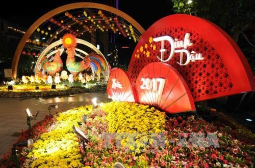 Một góc tiểu cảnh tại Đường hoa Nguyễn Huệ Xuân Đinh Dậu 2017. Ảnh: An Hiếu - TTXVN