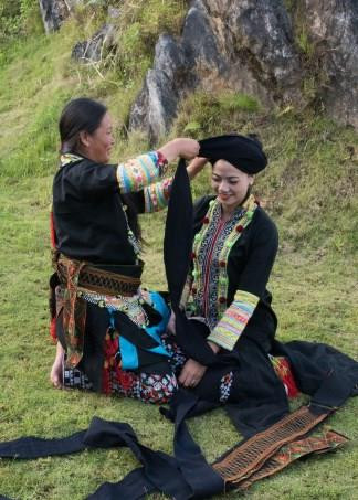 Trang điểm và quấn khăn cho cô dâu dân tộc Dao Khâu Trang điểm và quấn khăn cho cô dâu dân tộc Dao Khâu