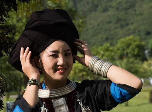 Chiếc mũ với nét tạo hình độc đáo của phụ nữ Dao Khâu Chiếc mũ với nét tạo hình độc đáo của phụ nữ Dao Khâu