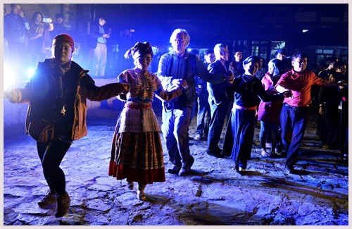 Du khách nước ngoài tham gia điệu xòe.Ảnh Thanh Ha- TTXVN