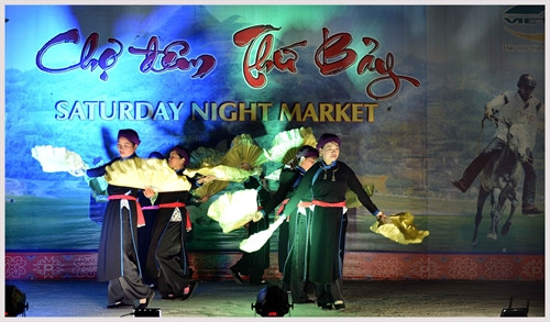 Múa quạt dân tộc Tày. Ảnh Thanh Ha- TTXVN