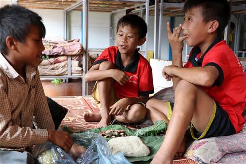 Học sinh về trường, vội vàng ăn xôi gói của bố mẹ chuẩn bị để kịp tham dự Lễ khai giảng năm học mới. Ảnh: Việt Hoàng – TTXVN Học sinh về trường, vội vàng ăn xôi gói của bố mẹ chuẩn bị để kịp tham dự Lễ khai giảng năm học mới. Ảnh: Việt Hoàng – TTXVN