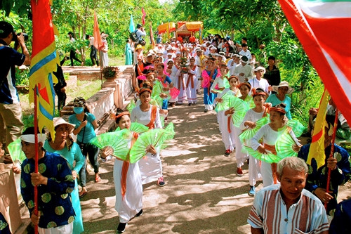 Nghi thức thỉnh rước kiệu trang phục Nữ thần Pô Sah Inư lên tháp Pô Sah Inư. Ảnh: Nguyễn Thanh - TTXVN Nghi thức thỉnh rước kiệu trang phục Nữ thần Pô Sah Inư lên tháp Pô Sah Inư. Ảnh: Nguyễn Thanh - TTXVN