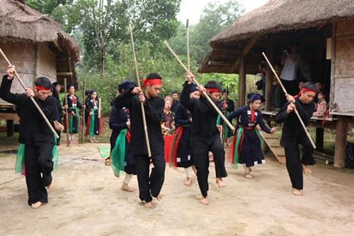 Múa Tắc xình được đệm bởi trống đất và các nhạc cụ tre nứa của người Sán Chay ở Thái Nguyên Múa Tắc xình được đệm bởi trống đất và các nhạc cụ tre nứa của người Sán Chay ở Thái Nguyên